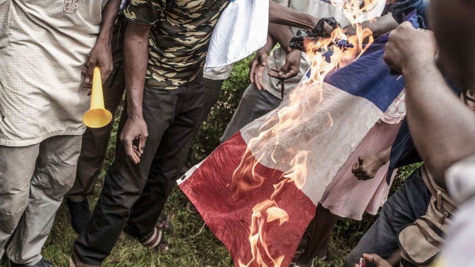 Сожжение французского флага на демонстрации в Мали