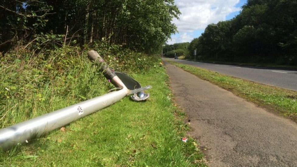 Driver dies after car hits lamp-post in East Lothian - BBC News