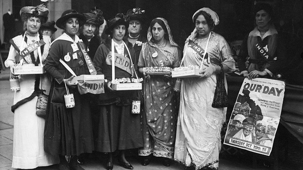 Women collecting funds for 'Our Day', which aims to help soldiers at the front during World War I, 19th October 1916. From second left, the women holding trays are: Mrs Salter Khan, Sophia Duleep Singh (1876 - 1948), Lolita Roy (aka Mrs P L Roy) and Mrs Bhola Nauth