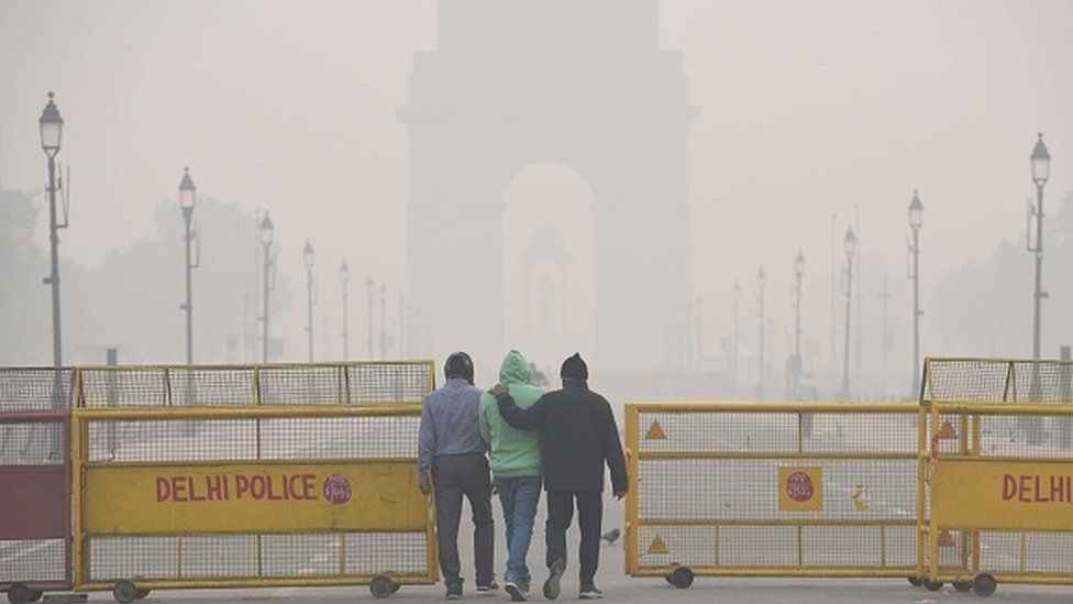 Pedestrians at India Gate on November 1, 2022 in New Delhi