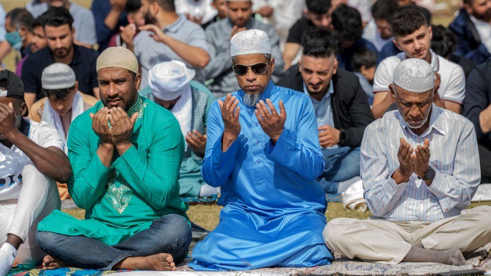 Muslime versammeln sich zum Gebet während des Eid al-Adha in Folkestone, Vereinigtes Königreich, am 9. Juli 2022