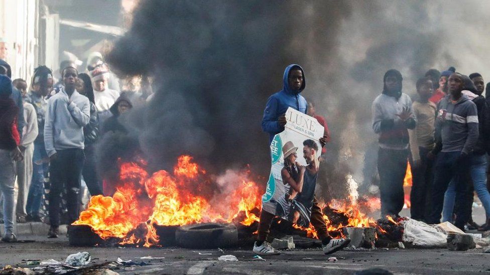 Жители Масипумелеле установили горящие баррикады во время продолжающейся забастовки операторов такси против дорожных властей в Кейптауне, Южная Африка, 8 августа 2023 г.