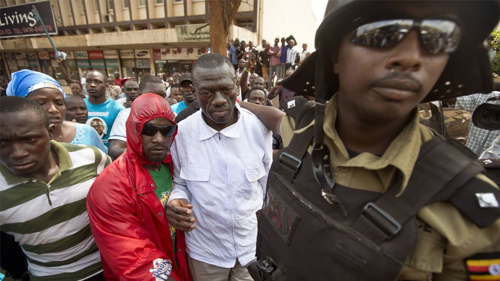 Kizza Besigye and police