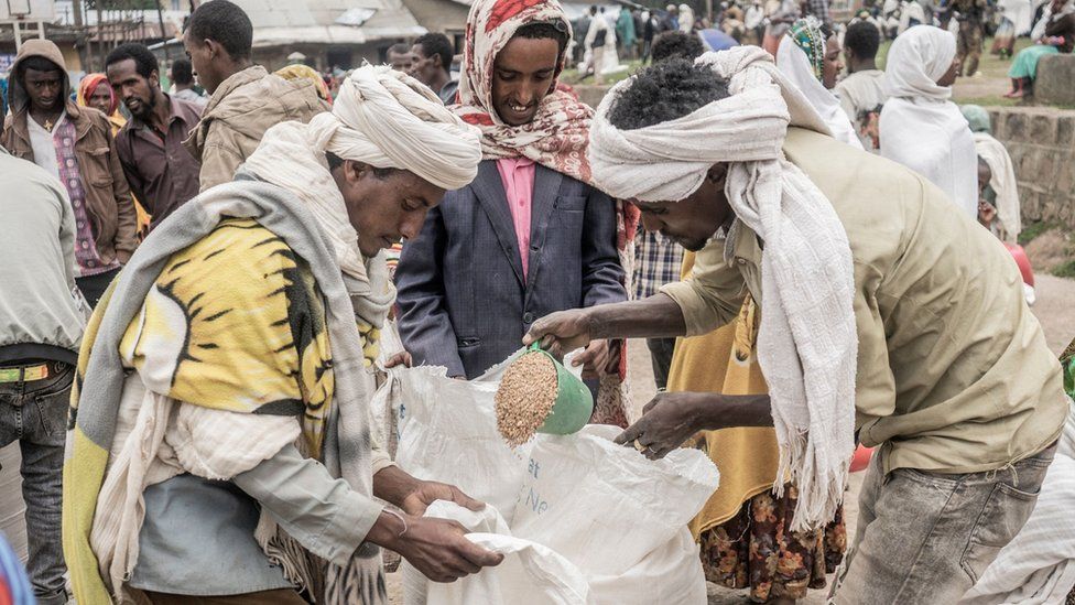 Внутренне перемещенные лица получают пшеницу от Всемирной продовольственной программы в Дебарке, Гондар, Эфиопия, 15 сентября 2021 года.