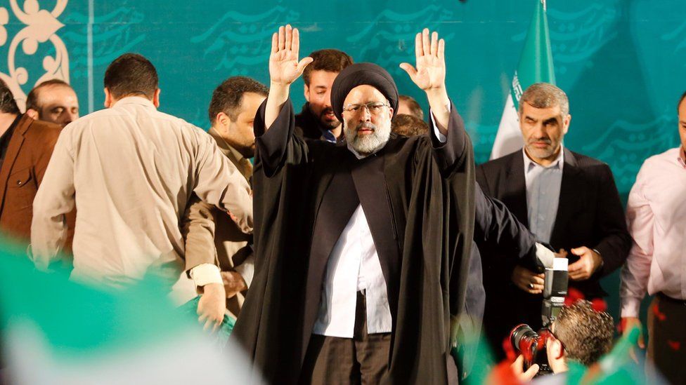 Ebrahim Raisi (C) greets his supporters as he arrives at an election campaign rally in Tehran, Iran (16 May 2017)