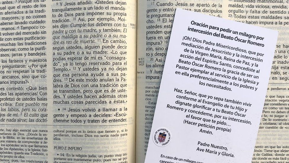 Biblia abierta con la oración a monseñor Romero