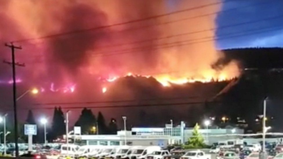 Пламя разгорается, когда лесной пожар горит на холме в Камлупсе, Британская Колумбия, Канада 1 июля 2021 г.