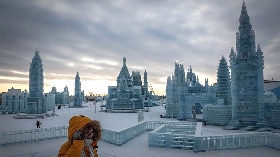 As pessoas visitam esculturas de gelo no Ice and Snow World durante o Festival Internacional de Escultura de Gelo e Neve de Harbin, em Harbin, China, em 4 de janeiro de 2019