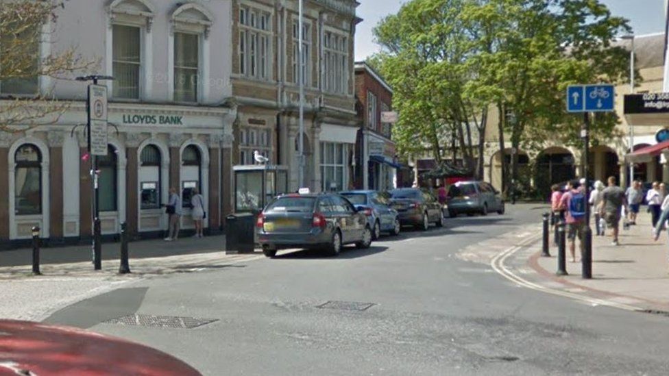 Worthing stabbing: Five teens arrested after boy, 13, stabbed - BBC News