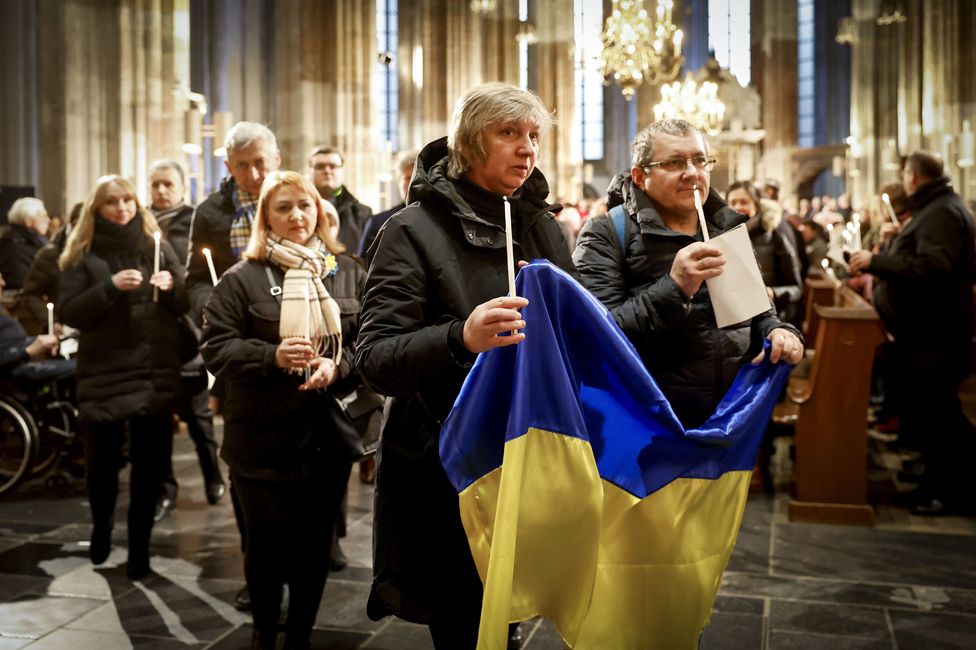 Kirchenbesucher während eines nationalen Friedensgebets für die Ukraine in der Kathedrale in Utrecht. Das Treffen findet ein Jahr nach der Invasion durch Russland statt.