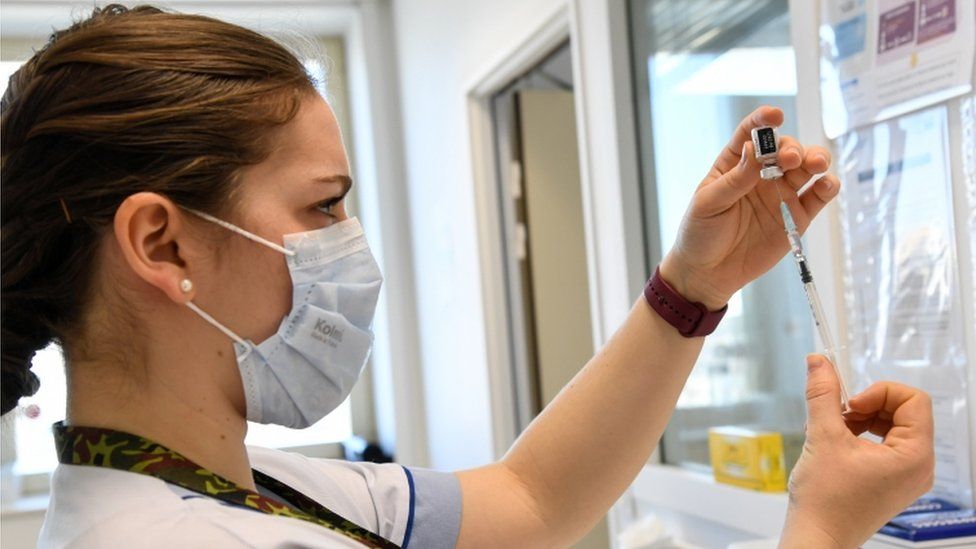 Медицинский работник готовит дозу вакцины COVID-19 в центре вакцинации военного госпиталя HIA Begin в Сен-Манде, к юго-востоку от Парижа