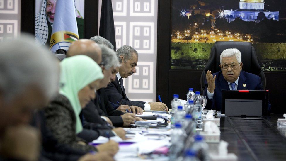 Palestinian Authority President Mahmoud Abbas (R) chairs a cabinet meeting in Ramallah (19 April 2019)