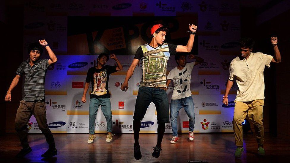 K-pop participants perform during the presentation of the K-POP 2014 festival in India, in New Delhi on August 29, 2014.