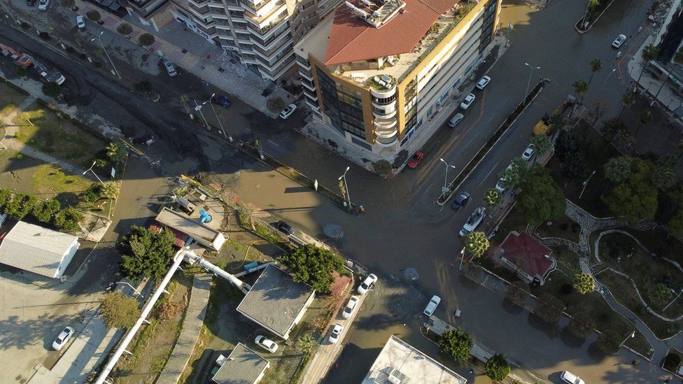 Видны затопленные дороги и здания из-за повышения уровня моря после смертельного землетрясения в Искендеруне, Турция