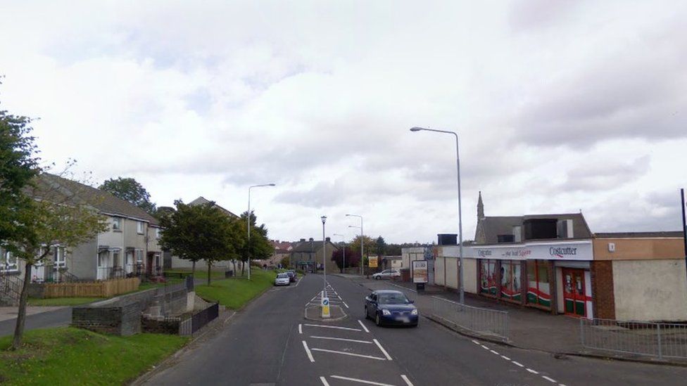 Boy injured after being attacked by gang in Fauldhouse - BBC News