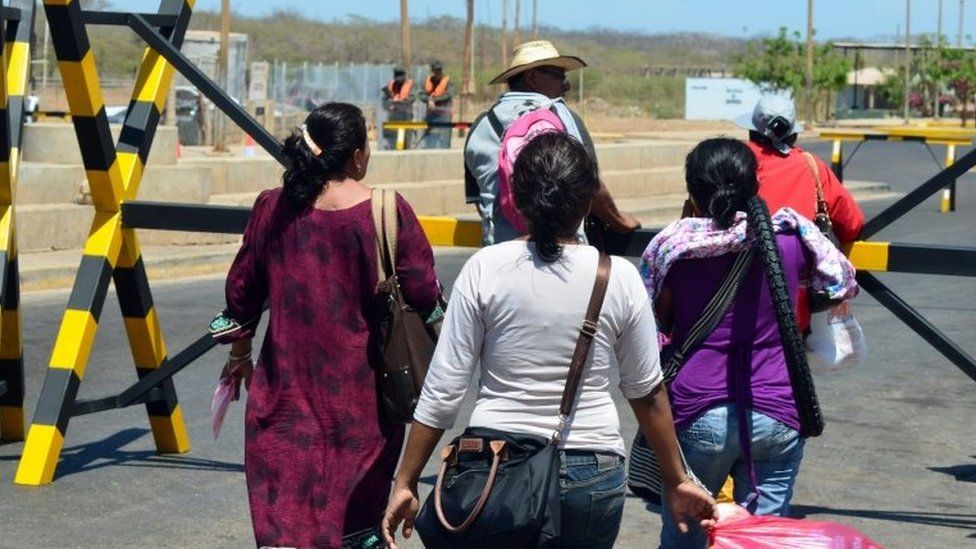 A group of Venezuelans wait to pass from Venezuela to Colombia in Paraguachon, Colombia, 08 September 2015.