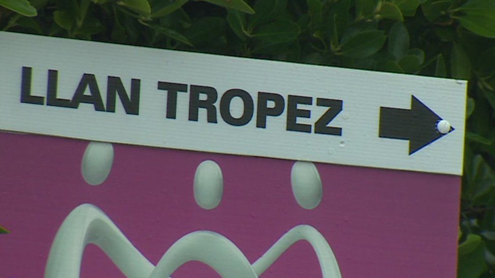 Llan Tropez sign