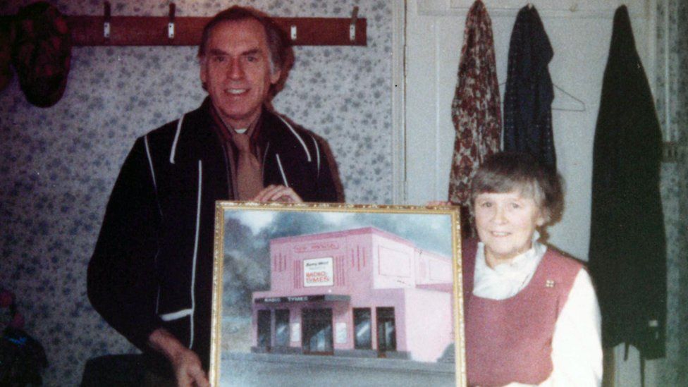 Larry Grayson and Joyce Dowding holding a painting of the Redcar venue