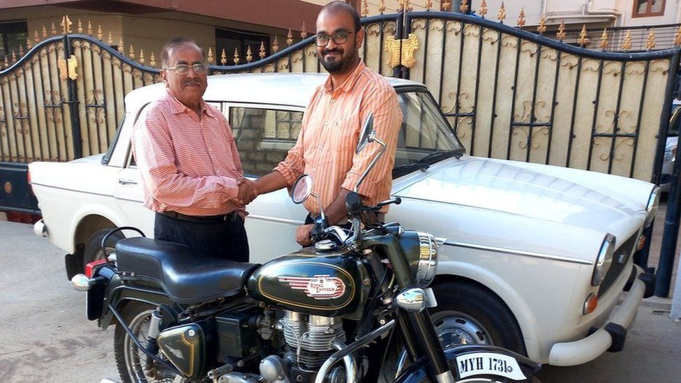 Г-н Н. Сринивасан и его сын Арун на восстановленном мотоцикле Royal Enfield.