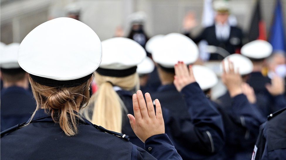 NRW police recruits take oath