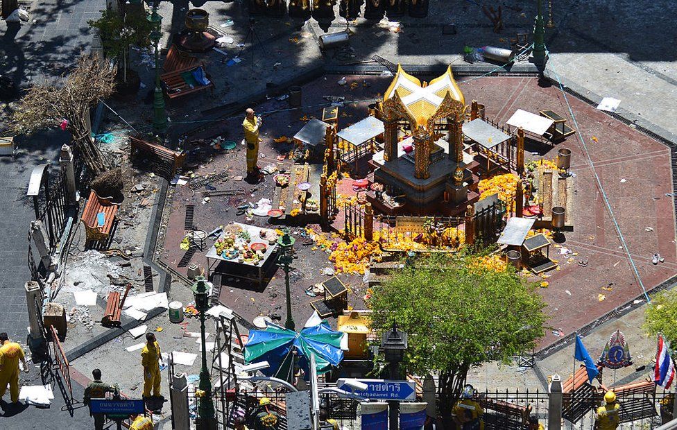 Vista superior del lugar donde estalló la bomba en el santuario de Erawan en Bangkok, Tailandia, el 18 de agosto de 2015.