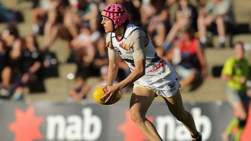 Heather Anderson playing Australian Rules football in 2017
