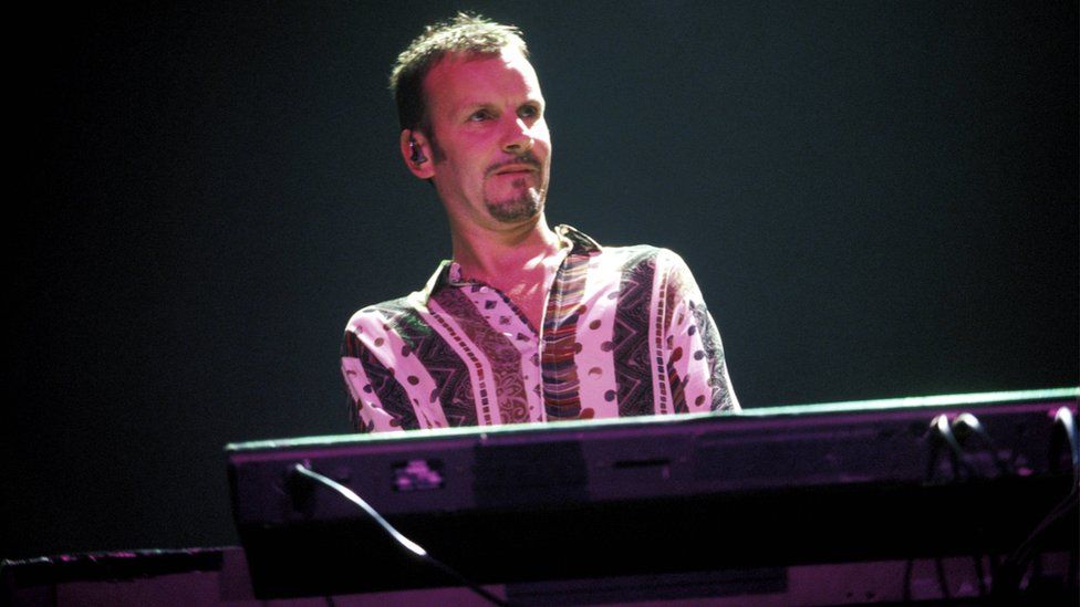 Pete Wishart performing with Runrig at the Royal Albert Hall in 1996