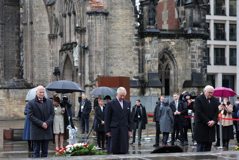 Президент Германии Франк-Вальтер Штайнмайер (справа), король Великобритании Карл III (в центре) и мэр Гамбурга Петер Ченчер (слева) отдают дань уважения во время церемонии возложения венков во время посещения Мемориальной церкви Святого Николая в Гамбурге, северная Германия. 31 марта 2023 г.