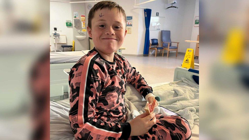 Boy's eye damage from laser pen prompts surgeon's warning - BBC News