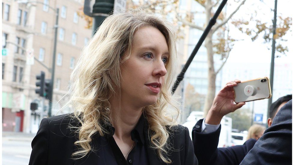 Elizabeth Holmes comparece ante un tribunal federal para su sentencia tras ser declarada culpable de cuatro cargos de fraude, 18 de noviembre de 2022