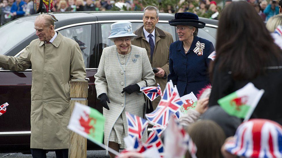 The Queen and Duke of Edinburgh officially open Ynysowen Community Primary School in Aberfan, in 2012