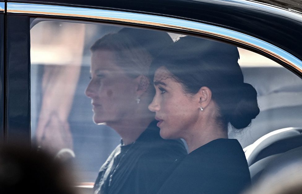 Софи, графиня Уэссекская, и Меган, герцогиня Сассекская, едут за гробом королевы Елизаветы II во время процессии из Букингемского дворца в Вестминстерский дворец в Лондоне, 14 сентября 2022 г.