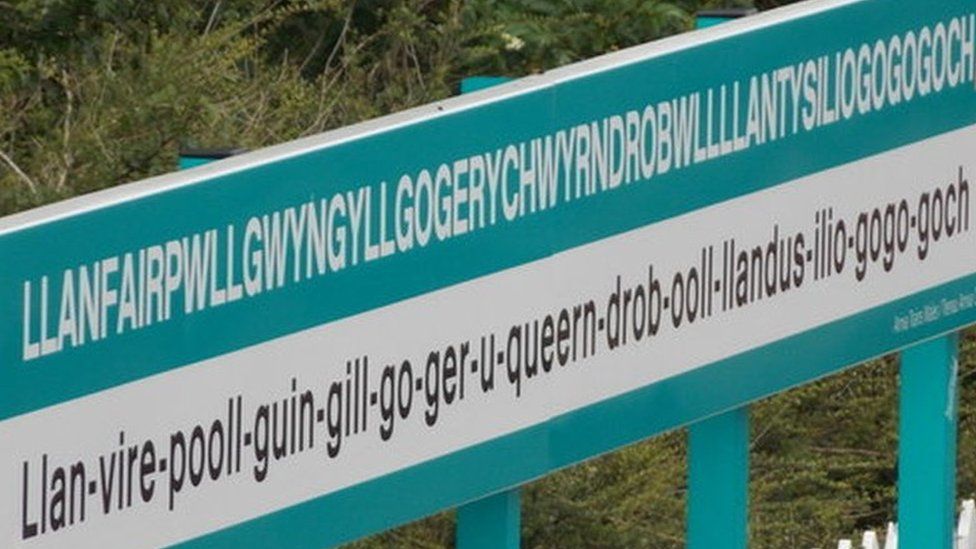 Llanfairpwllgwyngyllgogerychwyrndrobwllllantysiliogogogoch railway sign