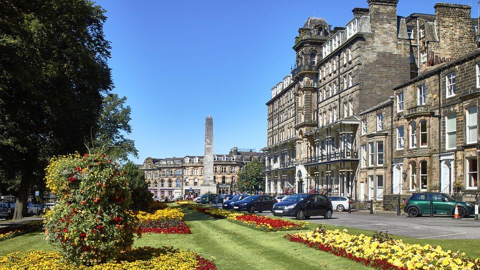 Harrogate pupils urged to wear face masks amid Covid surge - BBC News