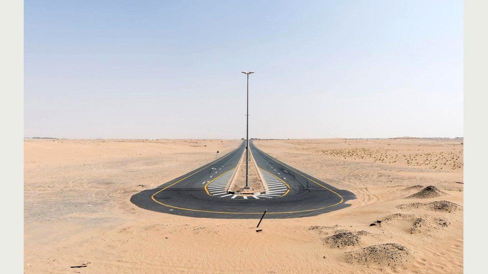 Дорога в пустыне. Дубай, 20 сентября 2016 г.