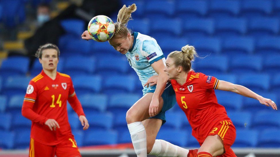 Match action, Rhiannon Roberts tries to challenge for the ball