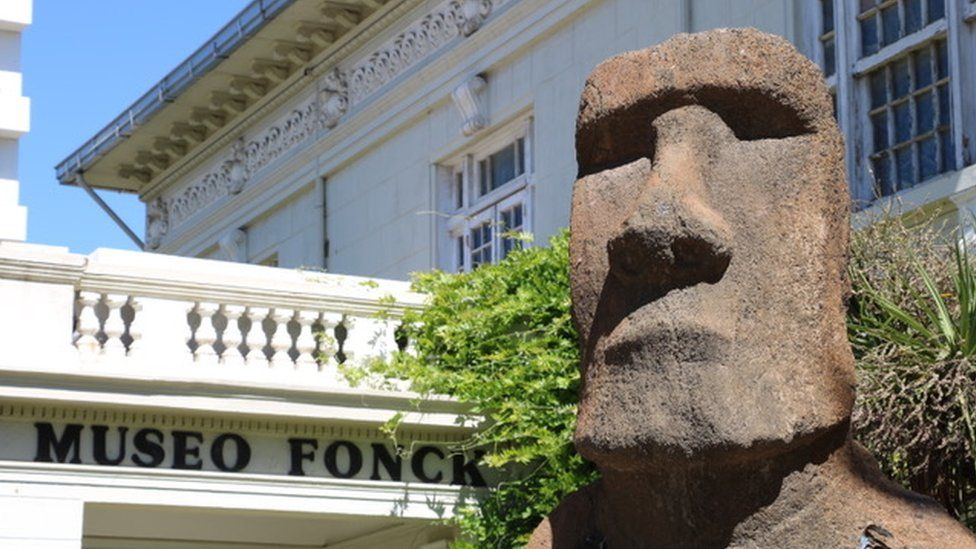 View of the moai outside Corporacion Museo de Arqueologia e Historia Francisco Fonck, Viña del Mar