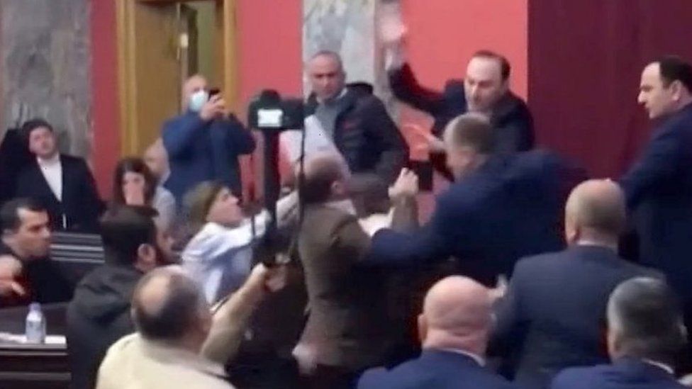 Georgian lawmakers begin brawling