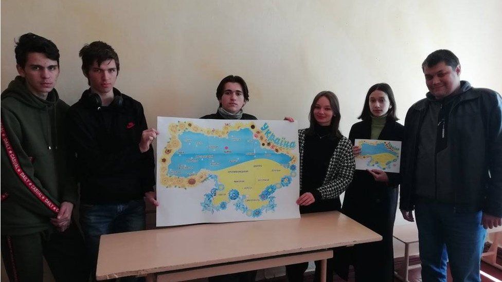 Students holding a map of Ukraine