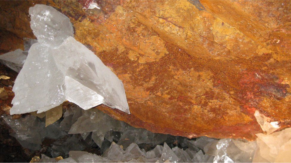 Оксиды железа окрашивают стены пещер в оранжевый цвет