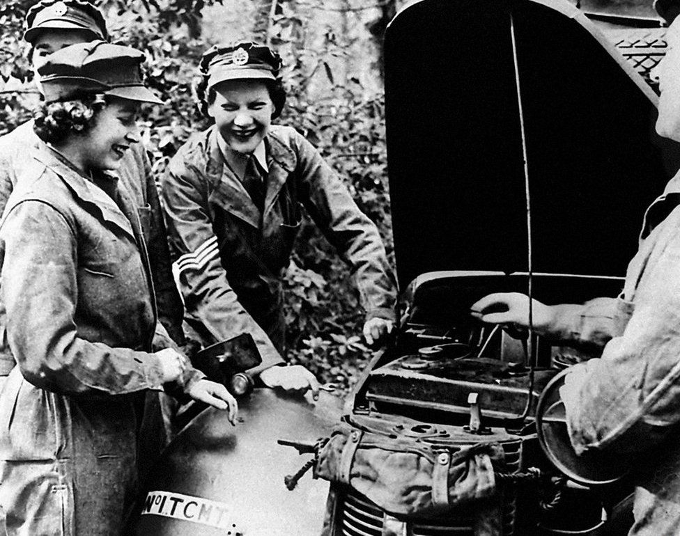 Принцесса Елизавета получает инструкции по обслуживанию автомобиля на n Легкий внедорожник Austin 10 во время службы в № 1 MTTC в Кемберли, графство Суррей. Вторая мировая война