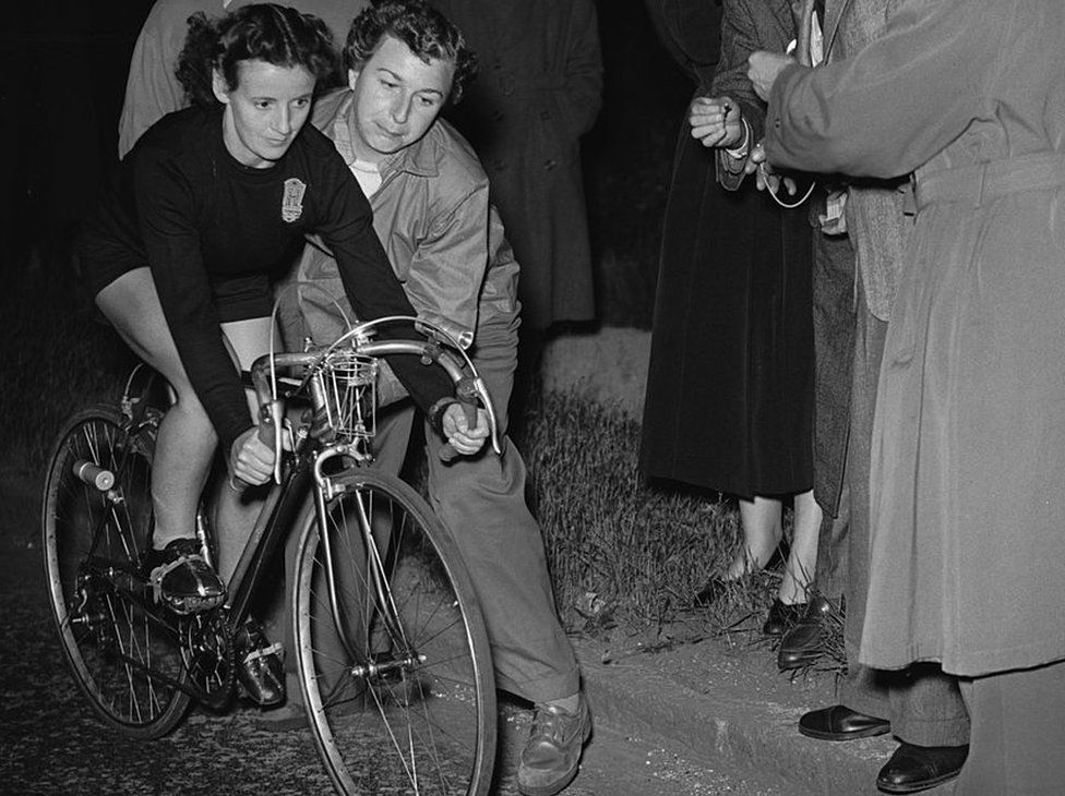 Eileen Sheridan setting off on a record-breaking run from London to Oxford
