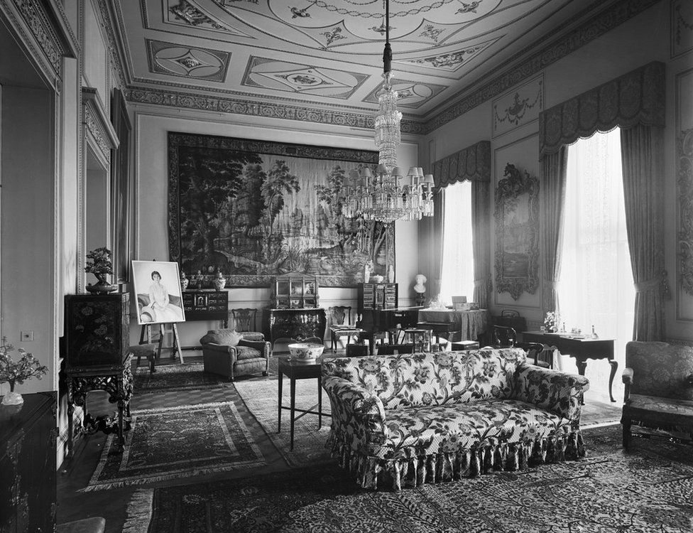 The drawing room at 145 Piccadilly, viewed from the boudoir