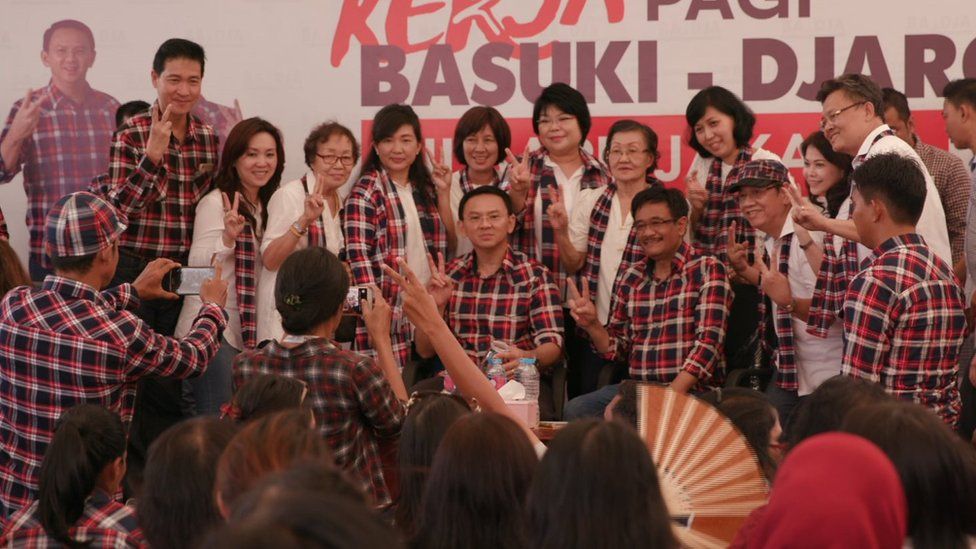 Picture of Ahok surrounded by protesters