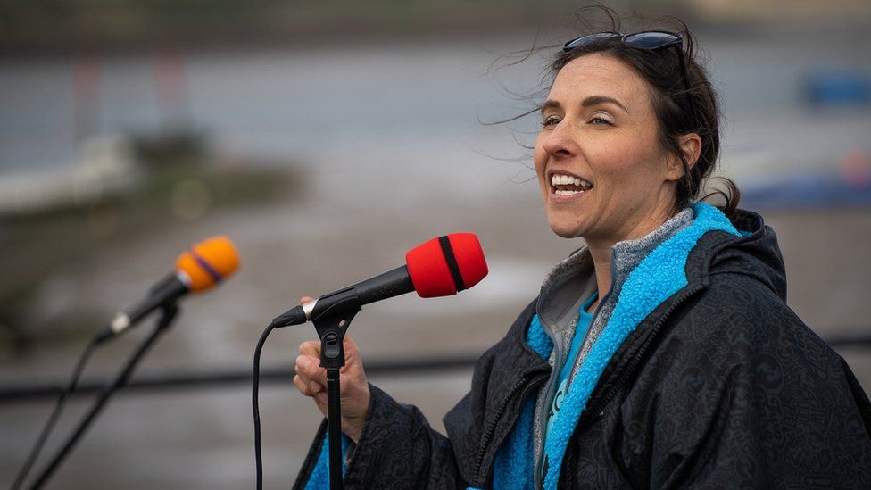 Suffolk protesters demand River Waveney clean up - BBC News