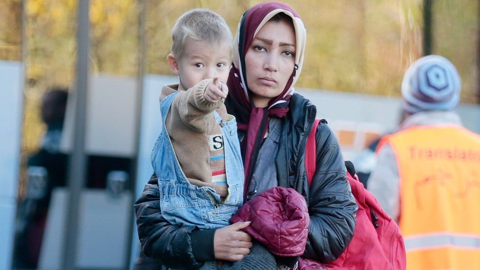 Migrants arrive on buses at the German border to Austria, 28 October 2015