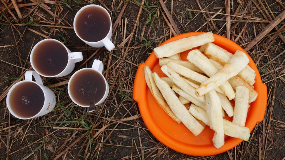 Workers' snack : tea and cassava