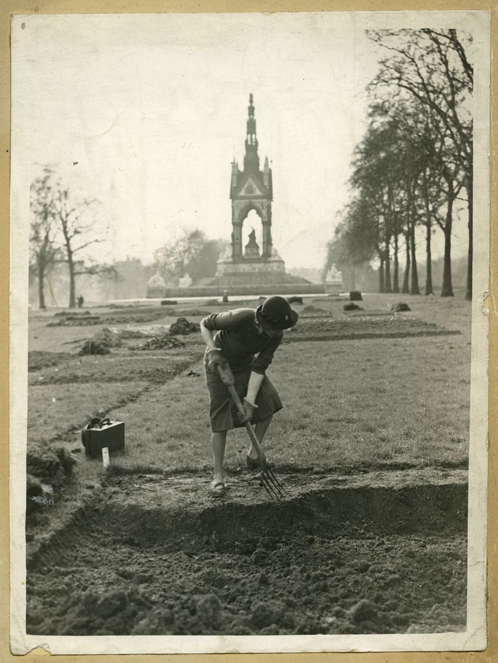 Isabel Beech digging an allotment in Kensington Gardens