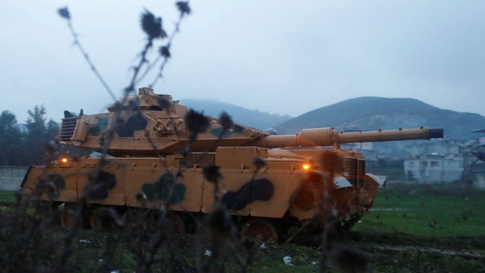 Turkish tank arrives at a base in Hatay province, near the border with the Syrian Kurdish enclave of Afrin (17 January 2018)