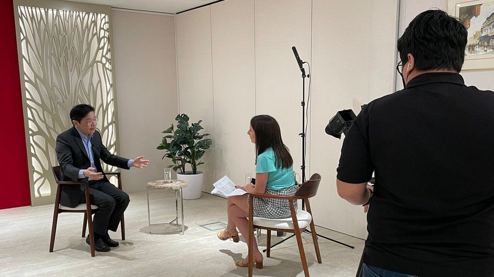 Министр финансов Сингапура Лоуренс Вонг разговаривает с Кэти Сильвер BBC.